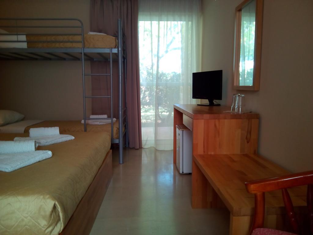 Marzi Beach And Bungalows Kokkonion Room photo